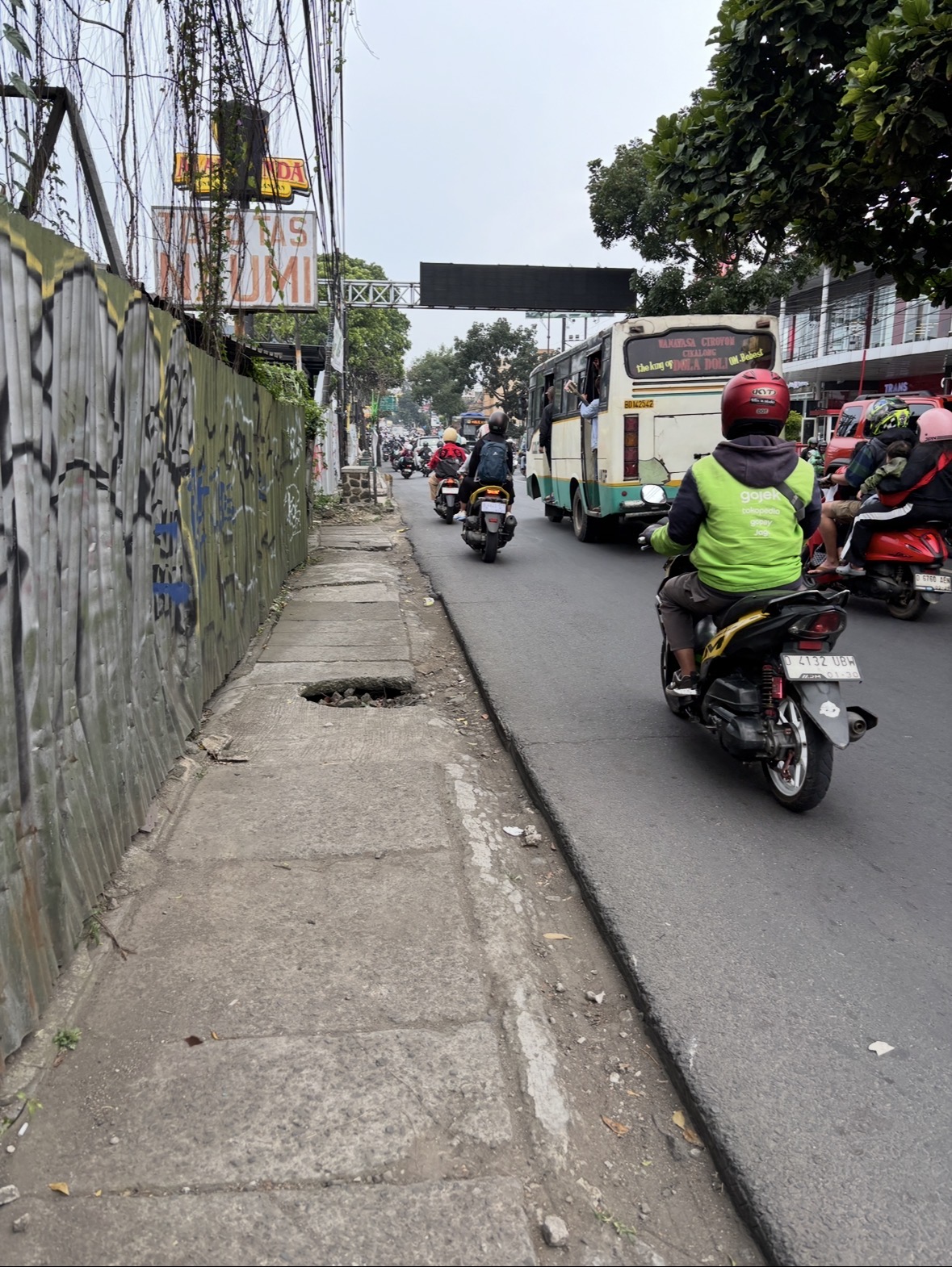 Trotoar Kota Cimahi: Antara Fungsi, Realita, dan Ancaman Keselamatan Pejalan Kaki