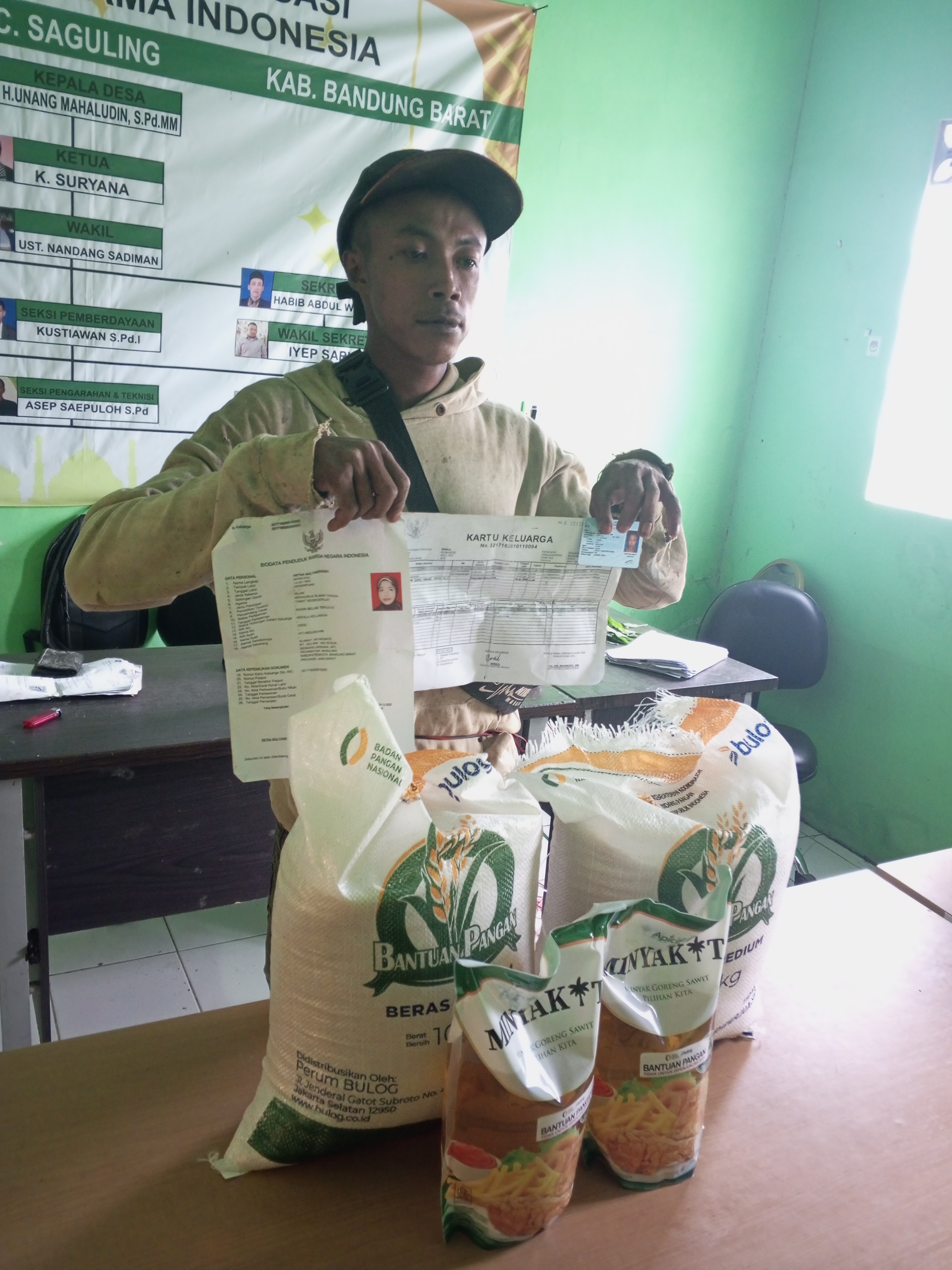 Warga desa jati sudah menerima bantuan beras dan minyak goreng