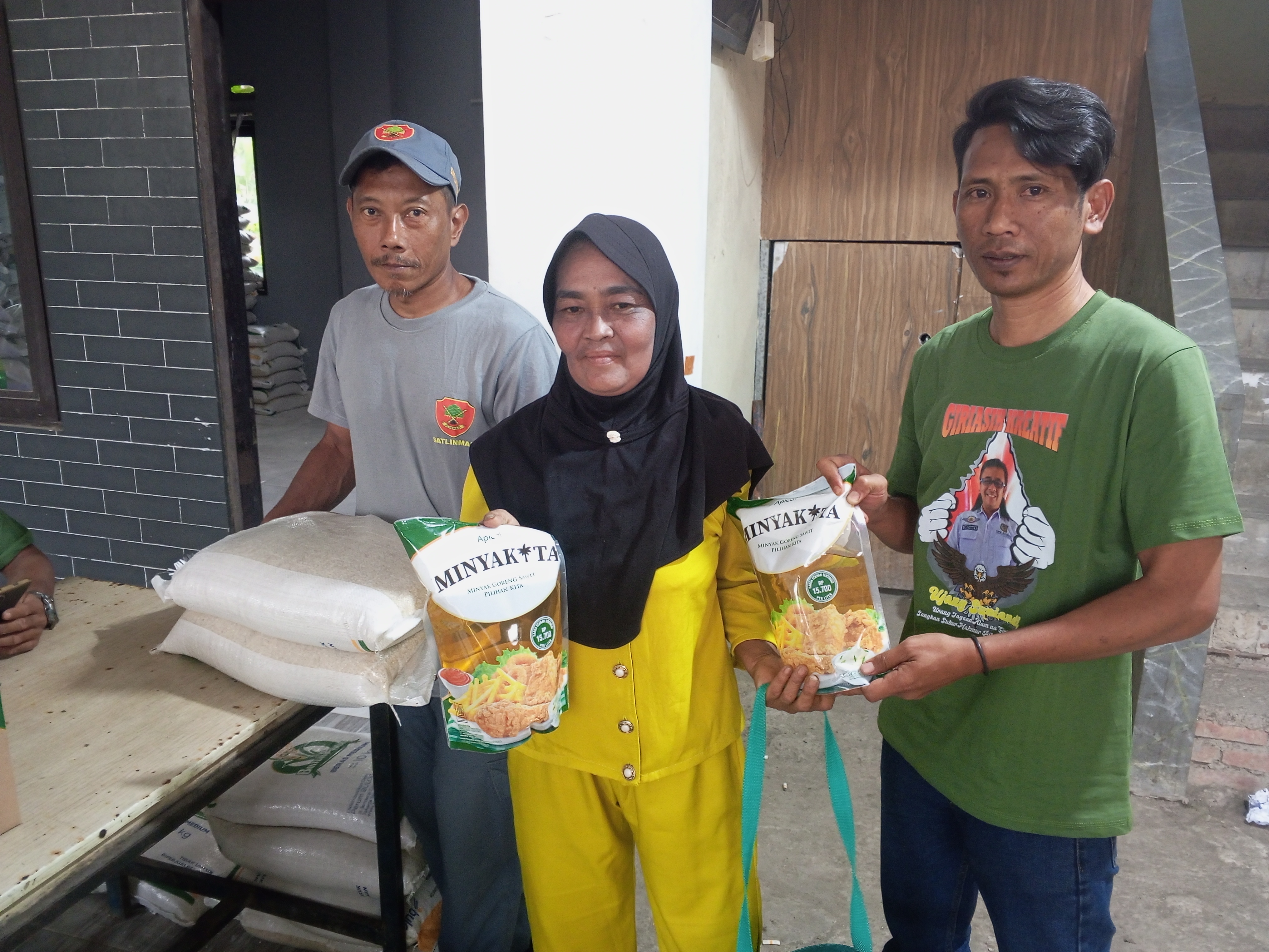 Penyaluran Bantuan di Desa Giriasih