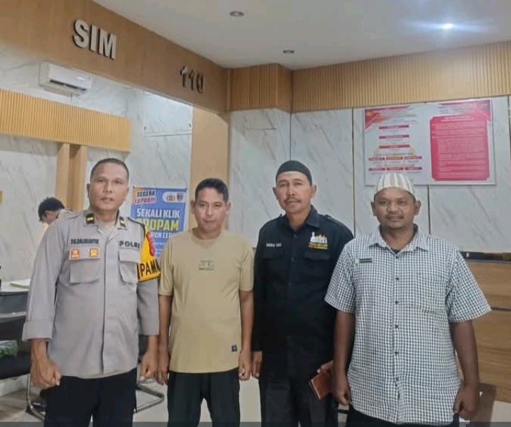 Kaos Bertulisan Kontroversial Saat Shalat