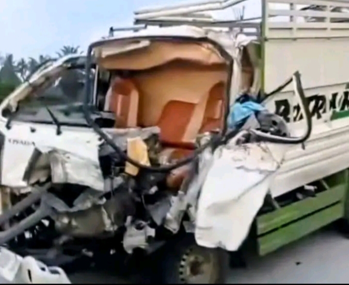 Tabrak Truk Tronton
