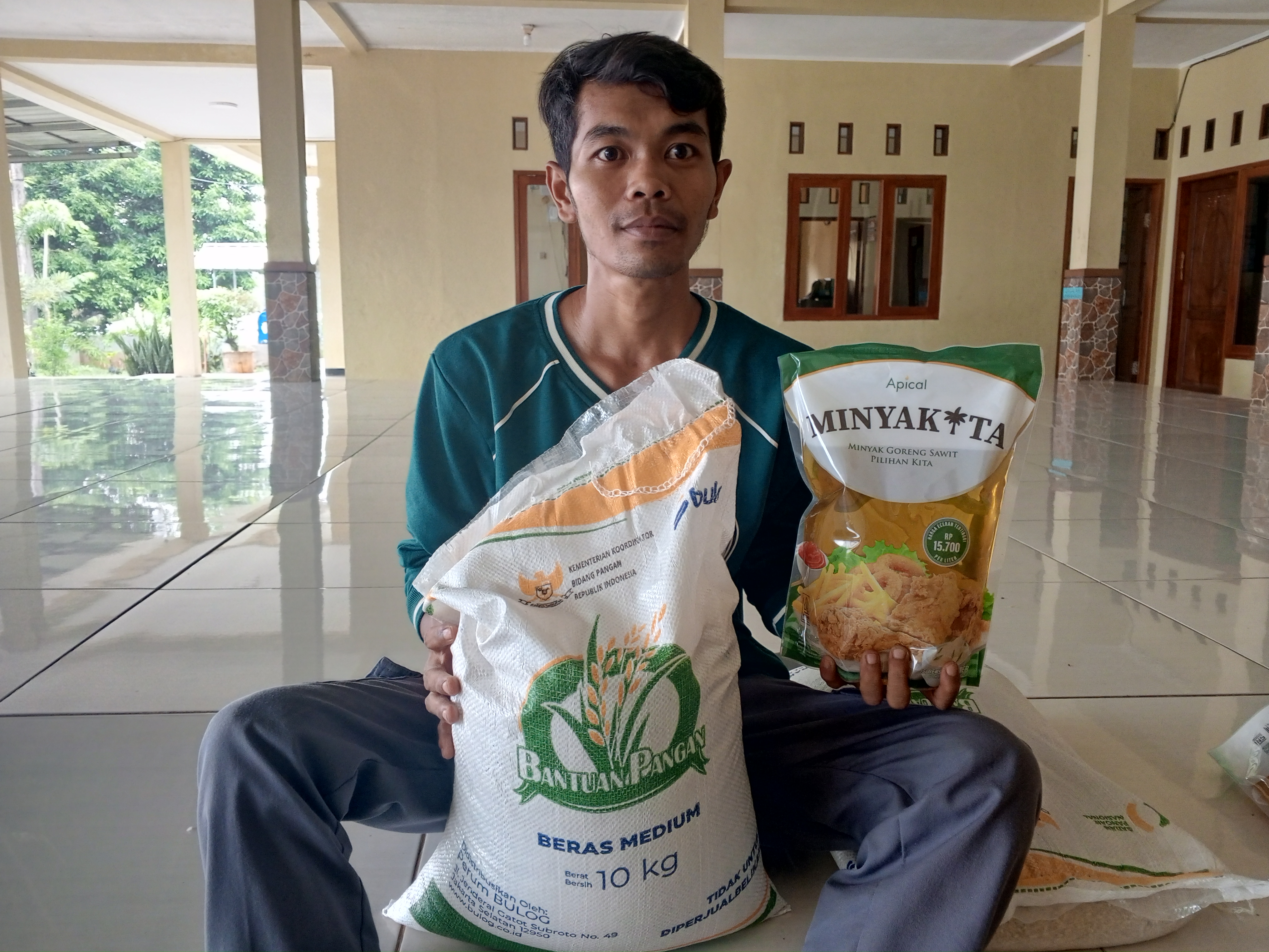 Pemdes Ciroyom Salurkan Bantuan