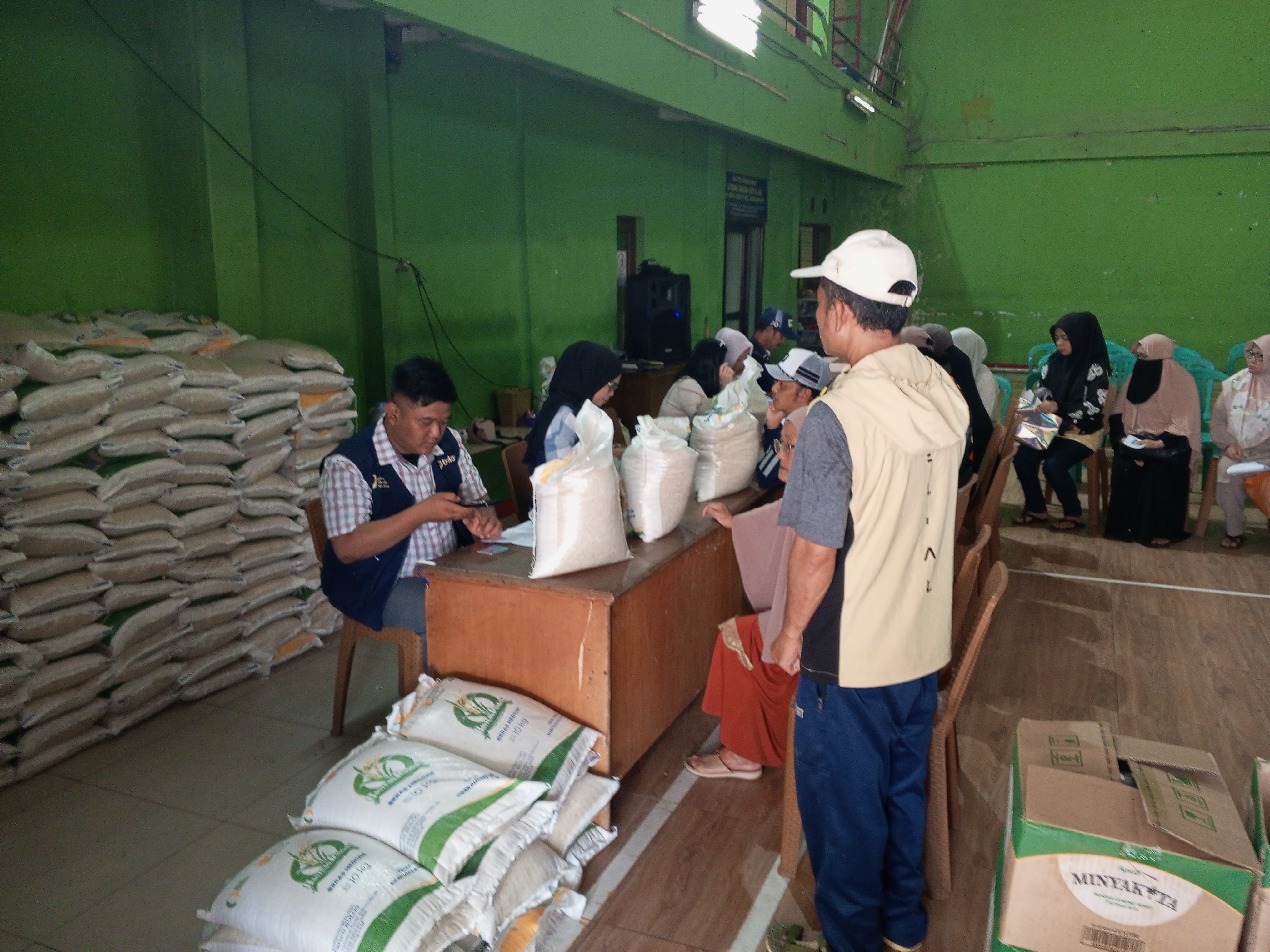 1,130 Warga Desa Cipeundey kecamatan padalarang