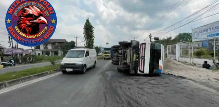 Truk Angkut Pasir Terguling