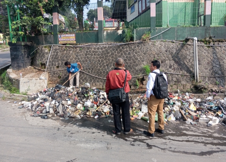 Gotong royong warga Padalarang Bersih Tumpukan Sampah