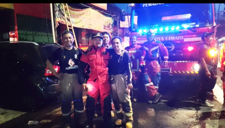 Lima Penghuni Diselamatkan, Kebakaran Hebat Hanguskan Toko Vermont di Cimahi
