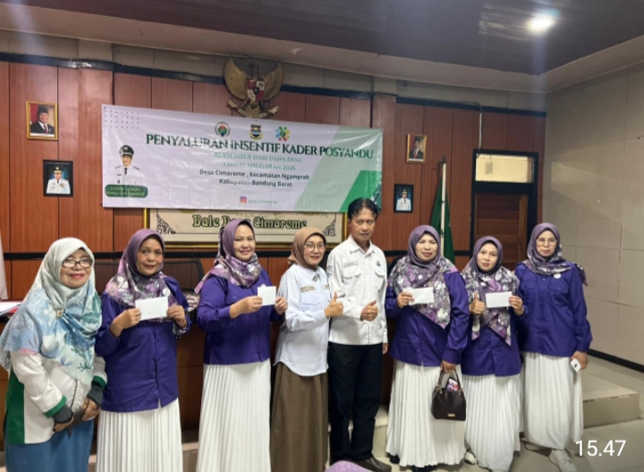 Desa Cimareme Menyalurkan Insentif kepada kader posyandu