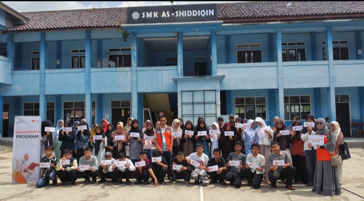 Givelight Foundation dan Rumah Zakat Cimahi Salurkan Beasiswa Pendidikan untuk Puluhan Anak Yatim di Cianjur Givelight Foundation bersama Rumah Zakat Cimahi
