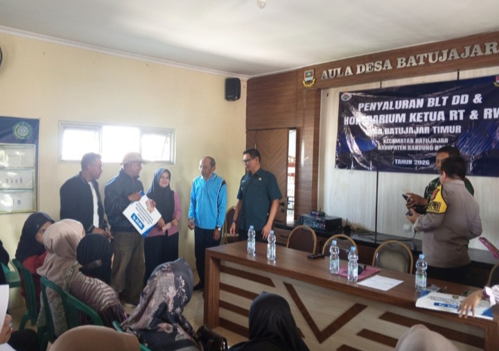 Pemdes Batujajar Timur Salurkan BLT Dana Desa dan Honorarium RT/ RW Triwulan I
