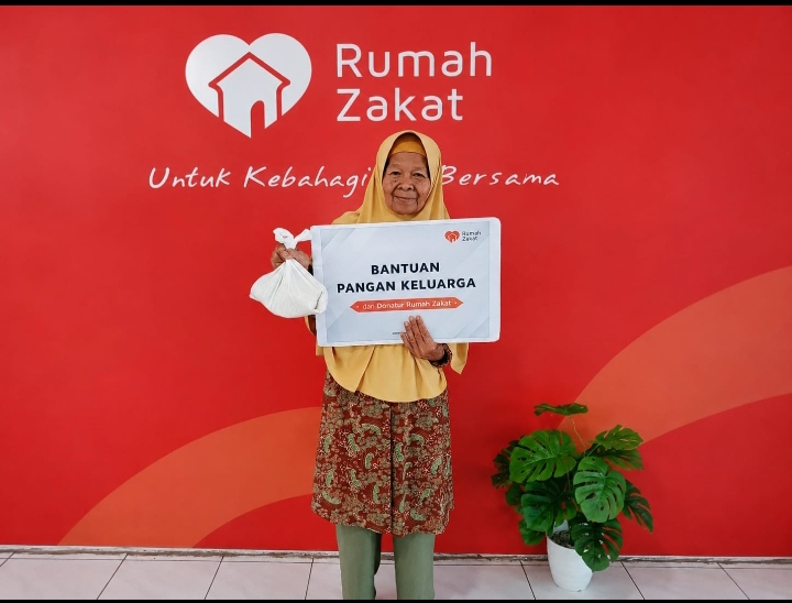 Senyum Bahagia Warnai Penyaluran Program Pangan Keluarga Rumah Zakat Cimahi