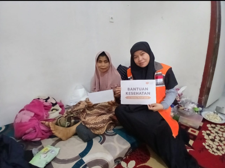 Rumah Zakat Cimahi Salurkan Bantuan Kesehatan untuk Bu Imas Korban Kecelakaan di Desa Mandalasari Cimahi