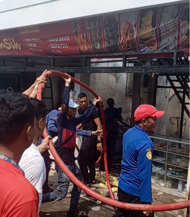 Kebakaran Hebat Landa Permukiman di Batujajar,Dua Rumah Sekaligus Tempat usaha Hangus Di Lalap Api