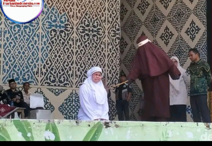 Sepasang Pria dan Wanita tanpa ikatan pernikahan di Banda Aceh menjalani Hukuman Cambuk di depan Umum Setelah di Nyatakan Bersalah Melakukan Ikhtilat