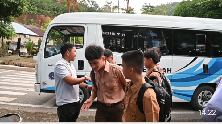 Sebagai Wujud Komitmen,Wali kota Sibolga Antar Langsung Siswa dengan Bus Sekolah Gratis